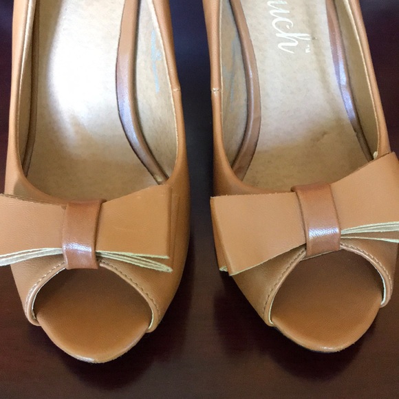 Brown Open-toe heels with Bow Accents - Picture 5 of 6